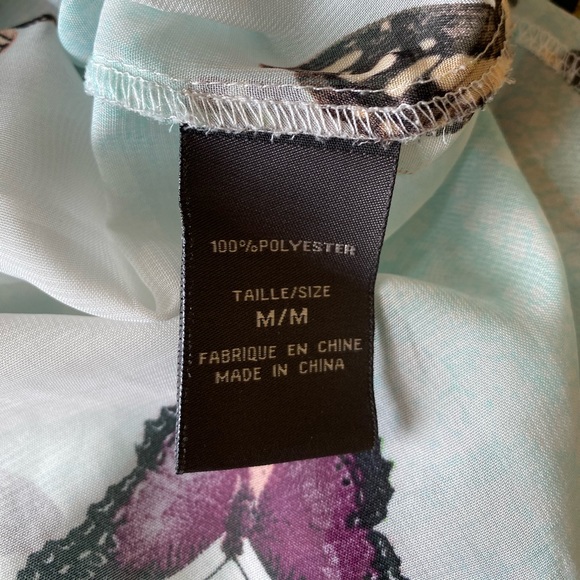 ❌ SOLD ❌ Butterfly pattern top - Picture 3 of 4